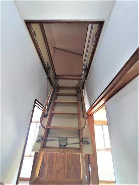 屋根裏部屋への階段
